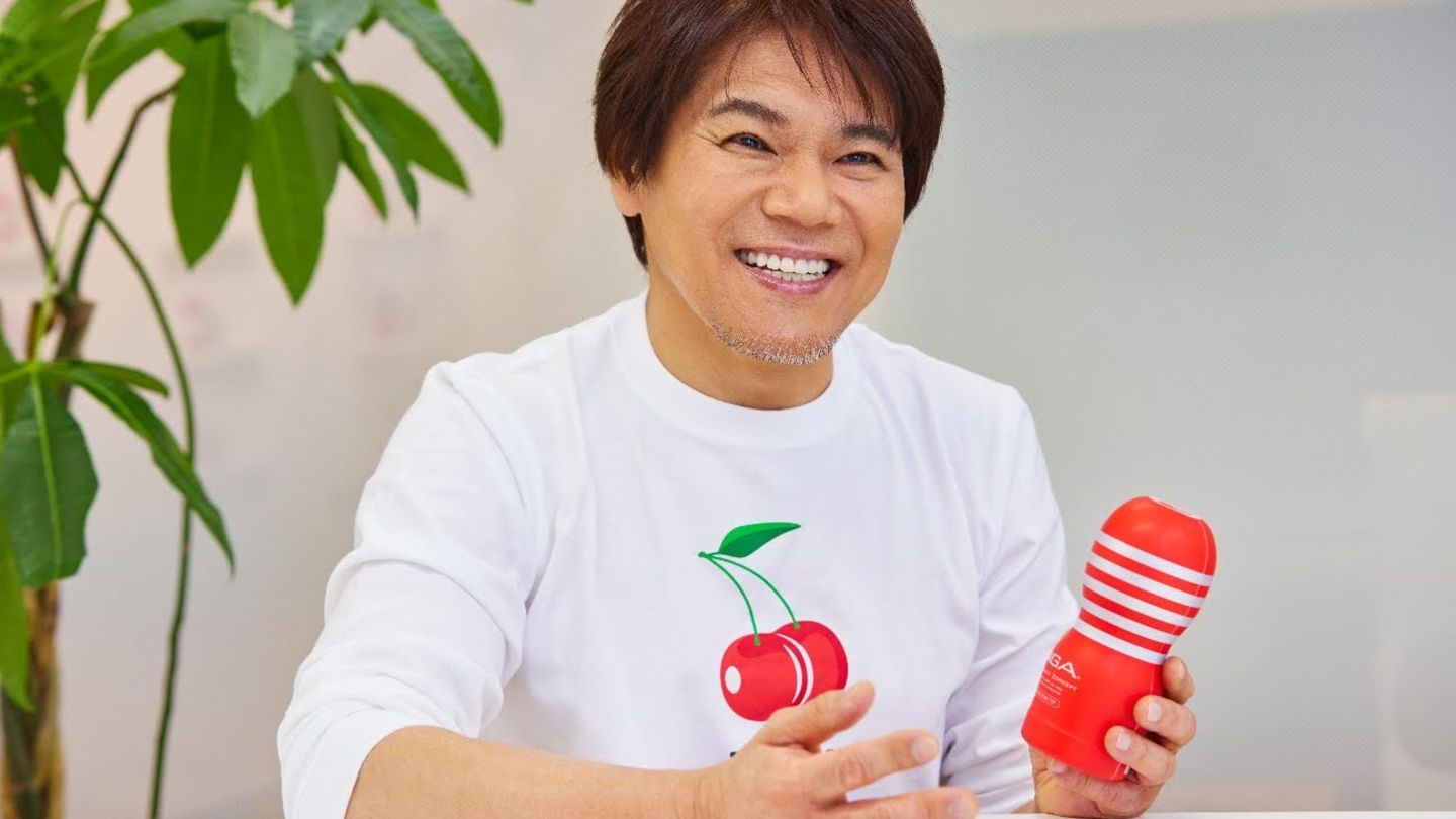 Tenga-Gründer Koichi Matsumoto auf einer Messe in Barcelona – mit der aktuellen Version des ersten Bestseller, der „Original Vacuum Cup“