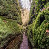 ein schmaler Pfad durch die Schluchten von die Drachenschlucht