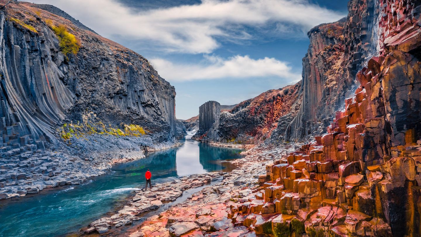 ein Mann vor der malerischen Aussicht auf Stuðlagil Canyon, Island
