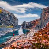 ein Mann vor der malerischen Aussicht auf Stuðlagil Canyon, Island