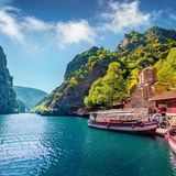 Boote auf dem See der Matka-Schlucht, Nordmazedonien