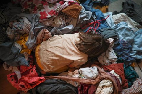 Das Chaos ihrer Messie-Mutter war für Ella eine Belastung. Bereits im Kindesalter war sie damit konfrontiert – und suchte einen Weg, damit umzugehen (Symbolbild)