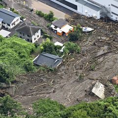Häuser, Gärten, Straßen: Starkregen und Erdrutsche in Japan reißen alles mit sich