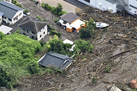 Häuser, Gärten, Straßen: Starkregen und Erdrutsche in Japan reißen alles mit sich
