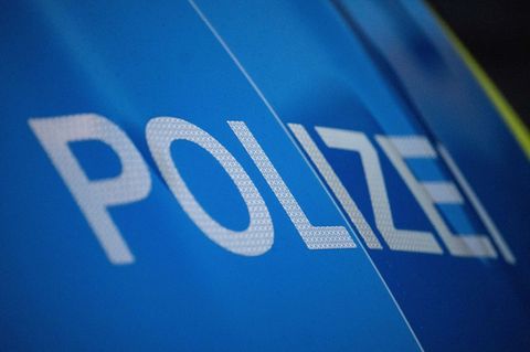 In Baden-Württemberg soll ein Mann soll seine Partnerin getötet haben. Er starb bei einem Unfall
