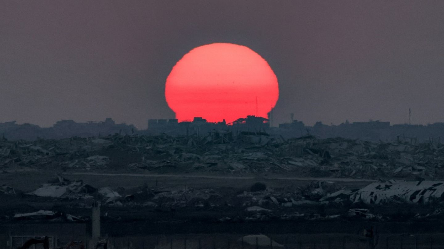 Sonnenuntergang über dem Gazastreifen am Sonntag