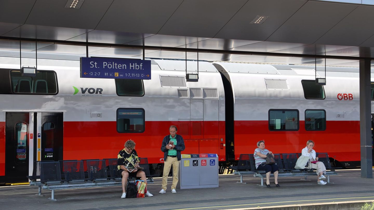 Bahnhof Pölten mit Zug der QBB im Hintergrund