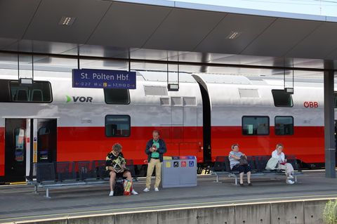 Bahnhof Pölten mit Zug der QBB im Hintergrund