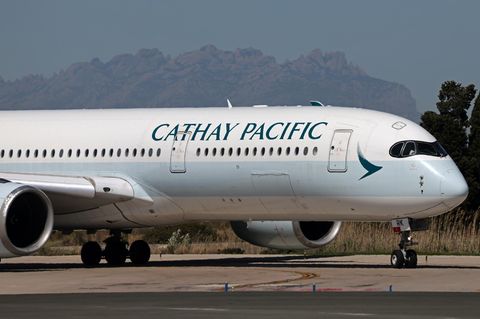 Ein Flugzeug der Airline Cathay Pacific am Flughafen