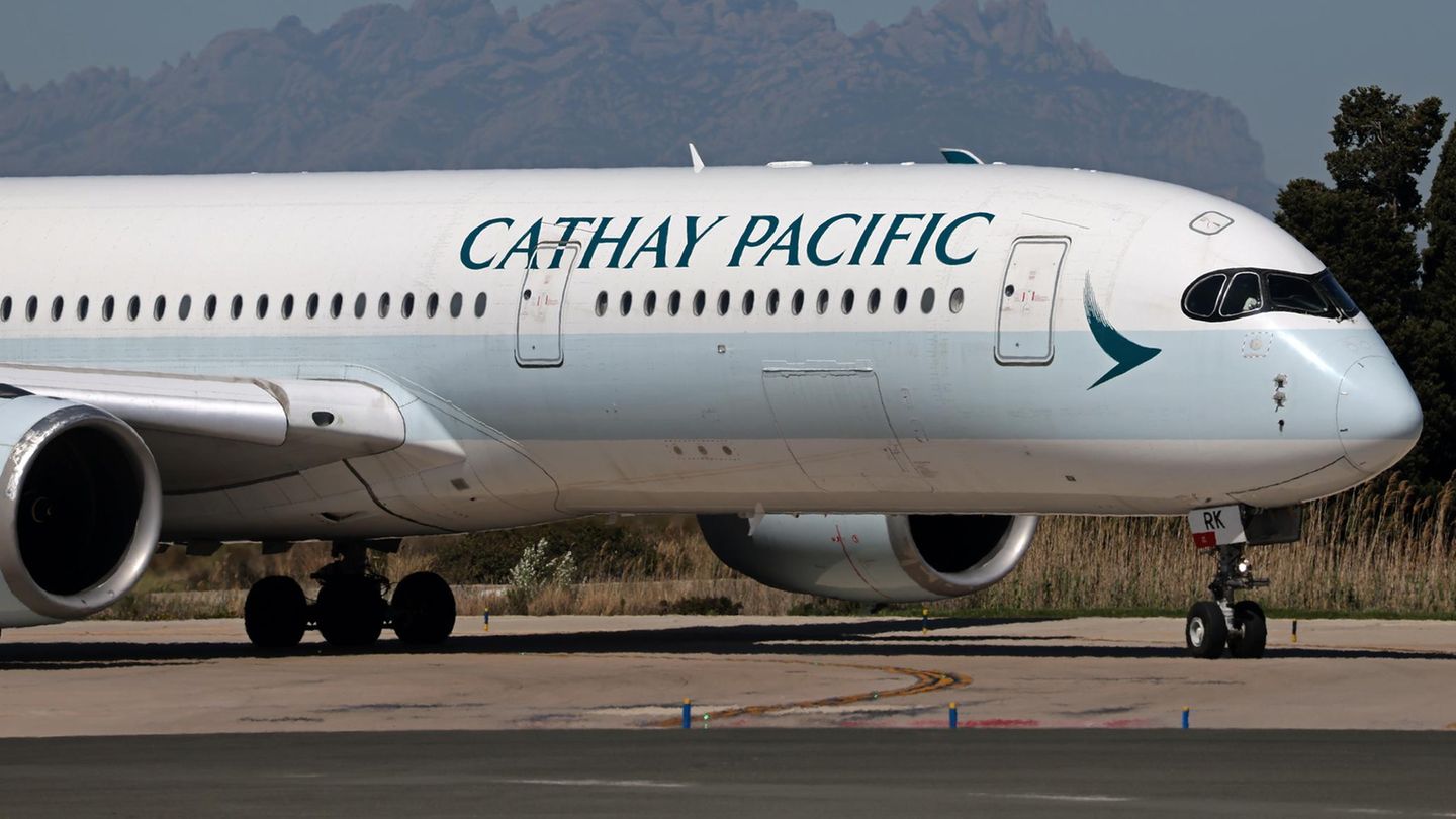 Ein Flugzeug der Airline Cathay Pacific am Flughafen
