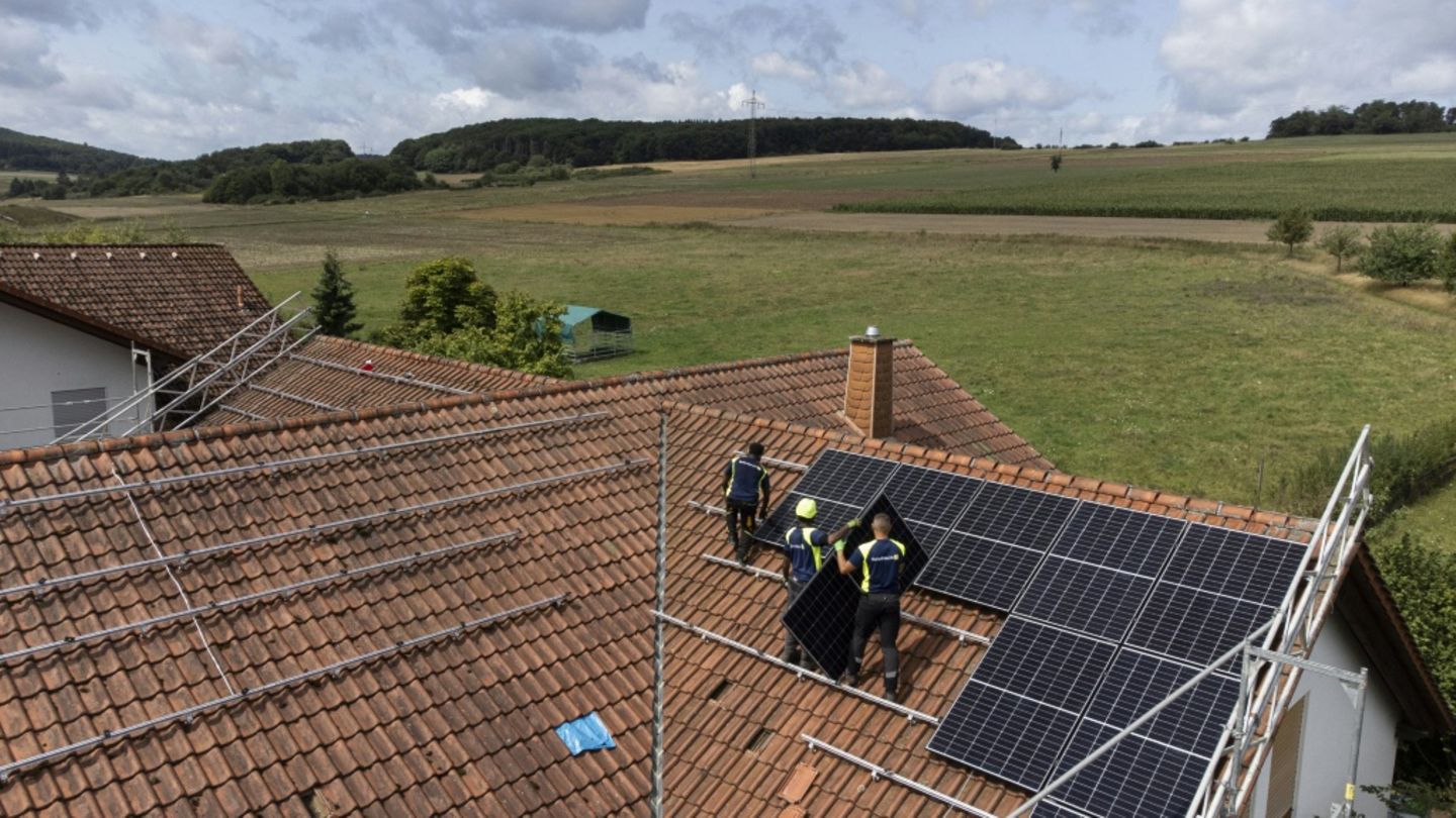 Solarpaneele werden auf einem Dach installiert