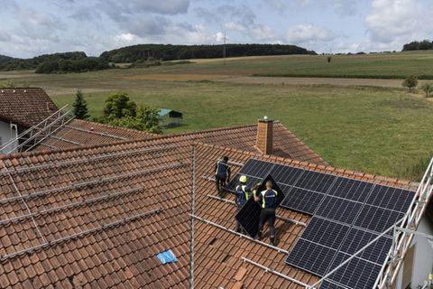Solarpaneele werden auf einem Dach installiert