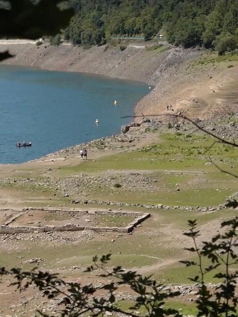 Die Ufer des Edersees sind so weit zurückgetreten, dass man Ruinen an den Stellen sehen kann.