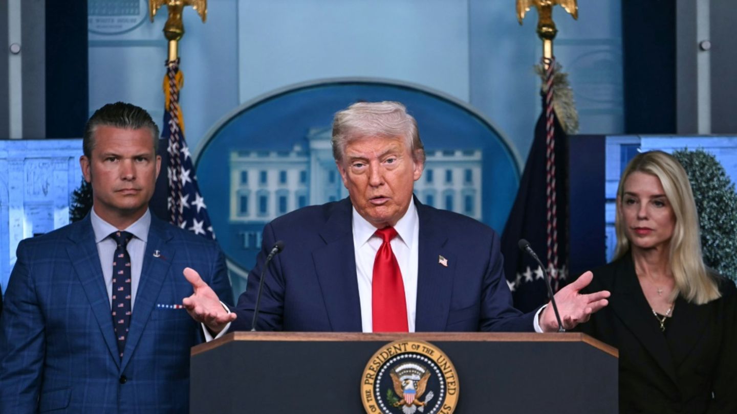 Trump mit Pentagon-Chef Hegseth (l.) und Justizministerin Bondi