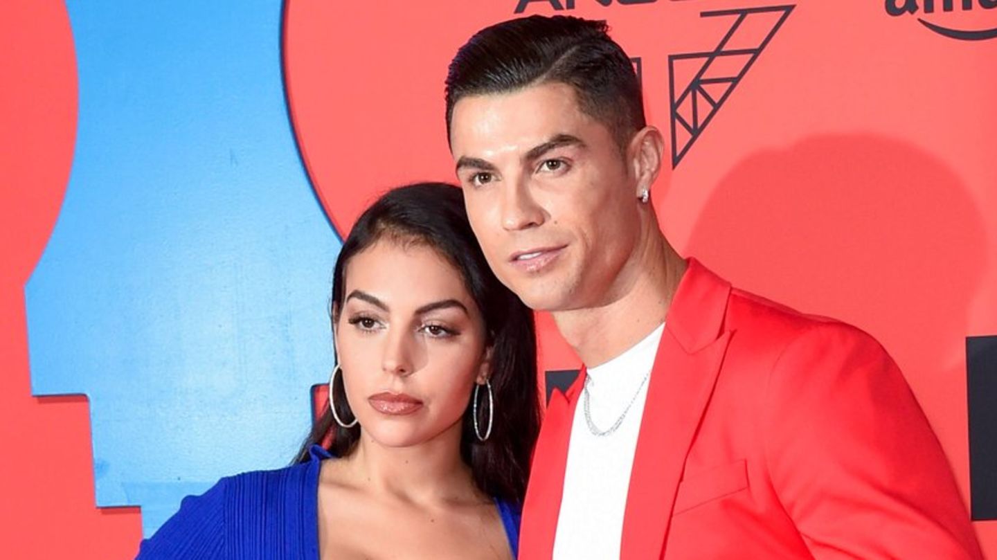 Cristiano Ronaldo: He makes an application to his Georgina
