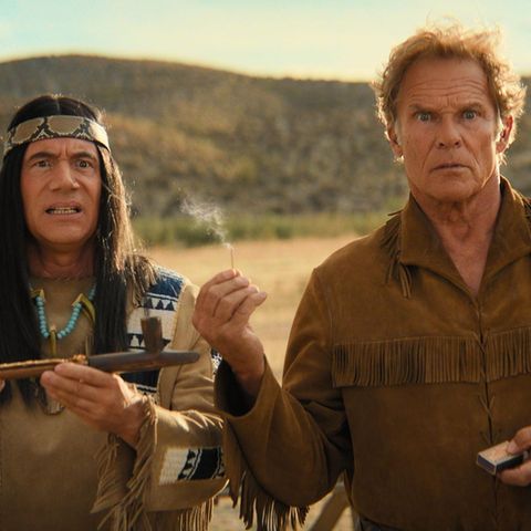 Die Blutsbrüder sind zurück: Häuptling Abachachi (Michael Bully Herbig) und der Ranger (Christian Tramitz) entern das Kanu des Manitu