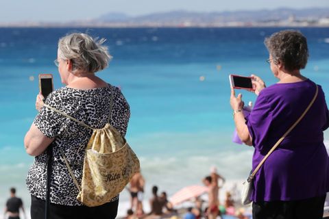 Ältere Frauen mit Smartphones