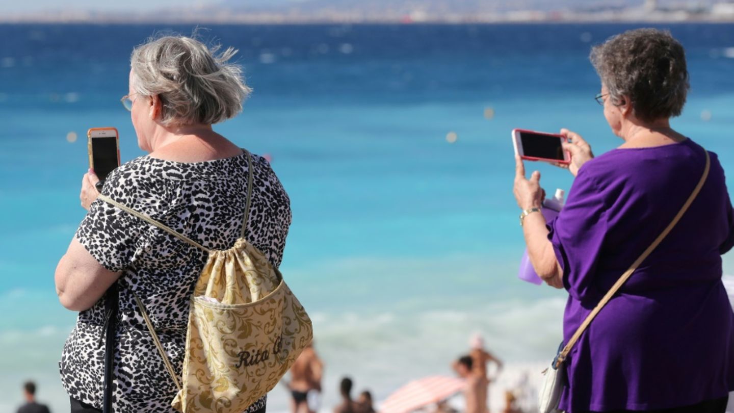 Ältere Frauen mit Smartphones