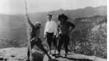 Menschen hissen die US-Flagge auf Mount Rushmore