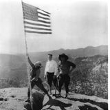 Menschen hissen die US-Flagge auf Mount Rushmore