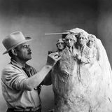 Bilderhauer Borglum arbeitet an einem Modell für Mount Rushmore