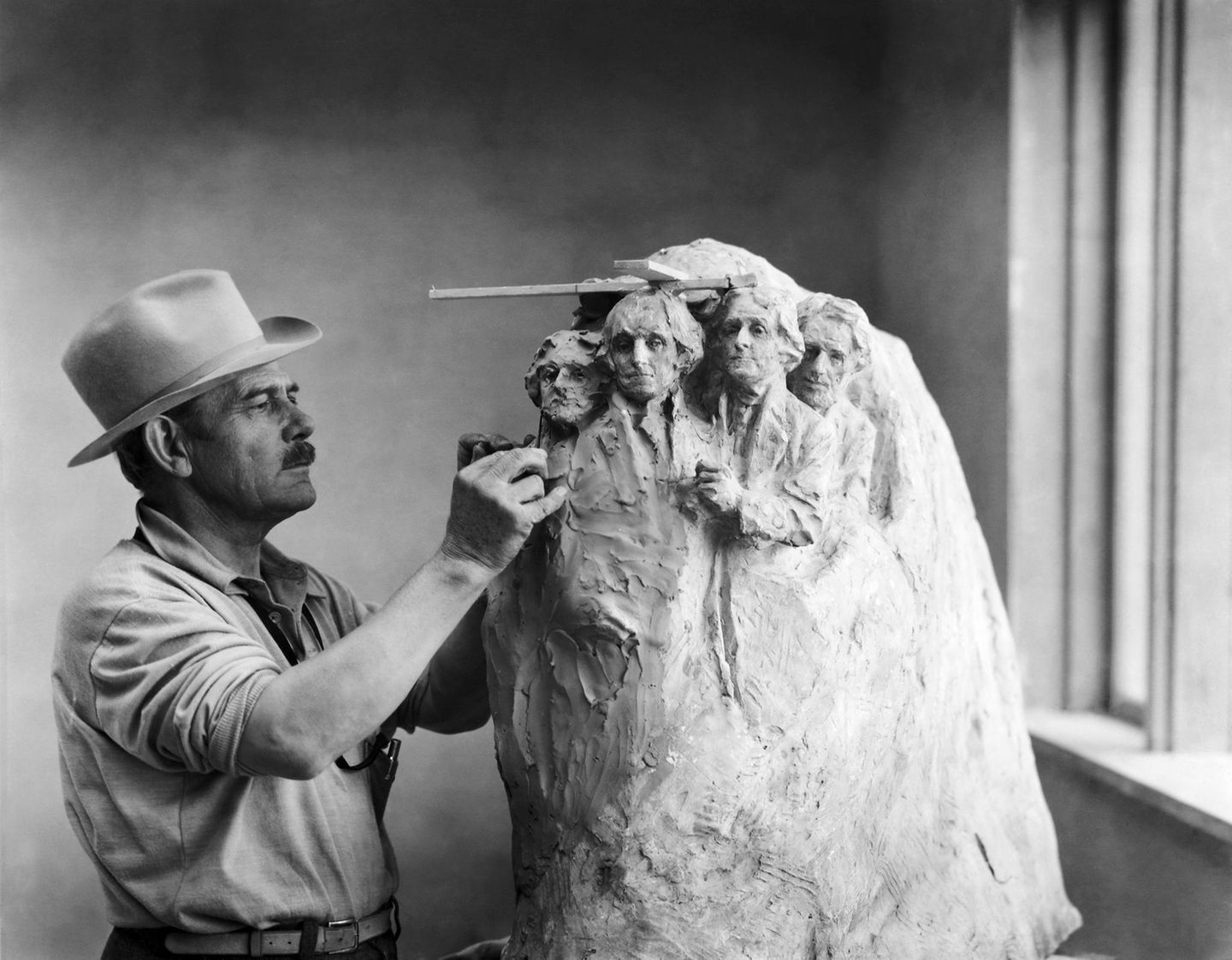 Bilderhauer Borglum arbeitet an einem Modell für Mount Rushmore