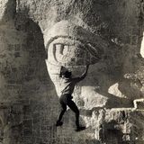 Bergleute, Bildhauer, Kletterer, Geologen und Sprengstoffspezialisten, fast 400 Menschen arbeiten an der Entstehung der überdimensionalen Präsidentenporträts. Eigentlich sind sie mit Gerüsten, Seilen und Gurten gesichert, denn die Skulptur wird an die Spitze des Bergzuges gebaut, in ungefähr 1500 Meter Höhe. Kein Arbeiter soll laut offiziellen Angaben während der Bauzeit ums Leben gekommen sein, auch nicht dieser waghalsige Kletterer, der sich anscheinend ohne Absicherung an Jeffersons Auge festhält.