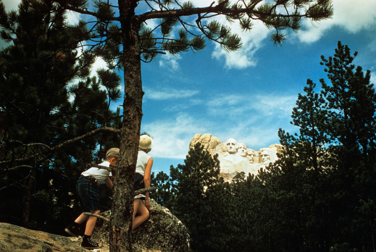 Zwei Kinder schauen auf Mount Rushmore