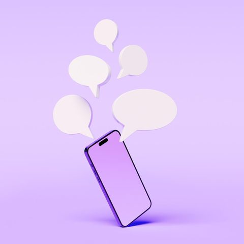 ChatGPT-5: Ein Handy mit Sprechblasen
