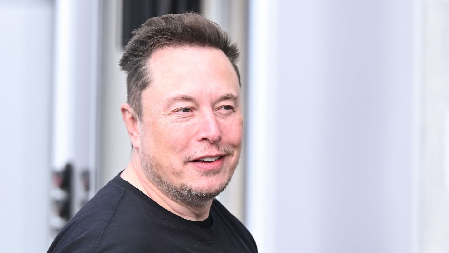 Elon Musk threatens Apple with a lawsuit for treating his apps