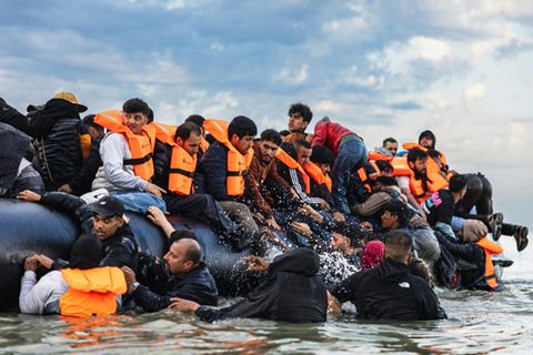 Menschen auf Flüchtlingsboot
