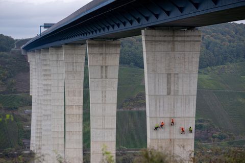 Industriekletterer haben sich an einem Brückenpfeiler der Hochmoselbrücke bei Zeltingen-Rachtig abgeseilt