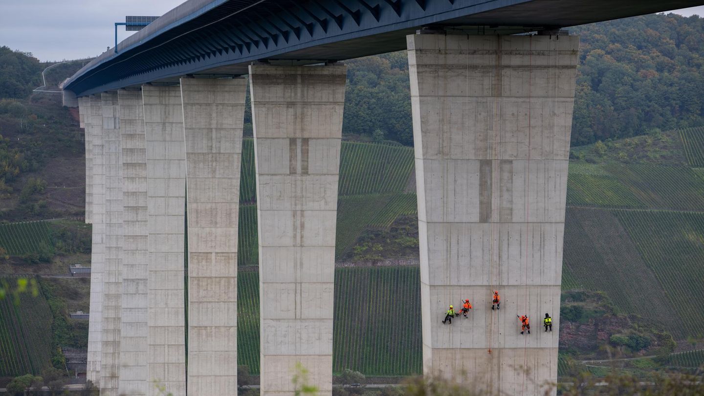 Industriekletterer haben sich an einem Brückenpfeiler der Hochmoselbrücke bei Zeltingen-Rachtig abgeseilt