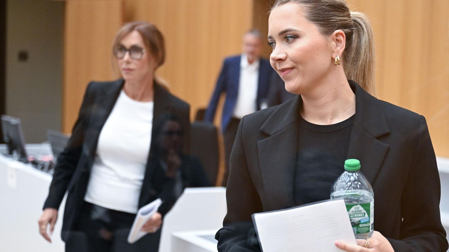 Schwester Eve (r.) und Mutter Petra Laur im Gericht. In ihren Plädoyers erinnerten sie an ihren Bruder und Sohn: Der Polizist Rouven Laur war beim Attentat von Mannheim tödlich verletzt worden