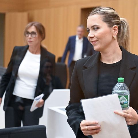 Schwester Eve (r.) und Mutter Petra Laur im Gericht. In ihren Plädoyers erinnerten sie an ihren Bruder und Sohn: Der Polizist Rouven Laur war beim Attentat von Mannheim tödlich verletzt worden