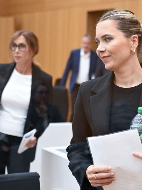 Schwester Eve (r.) und Mutter Petra Laur im Gericht. In ihren Plädoyers erinnerten sie an ihren Bruder und Sohn: Der Polizist Rouven Laur war beim Attentat von Mannheim tödlich verletzt worden