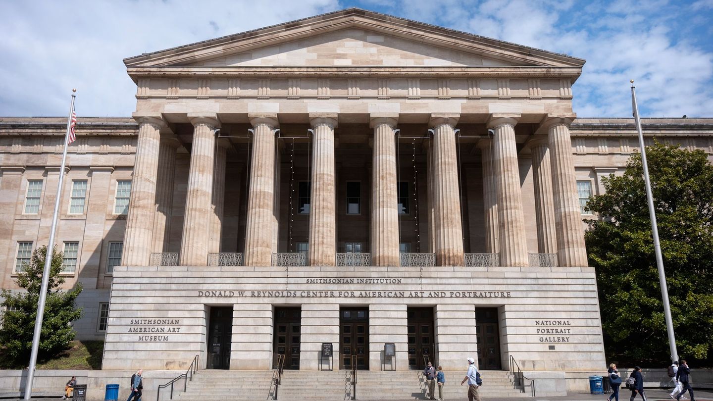 Smithsonian Museums in sight: Museums should present Trump government exhibition plans