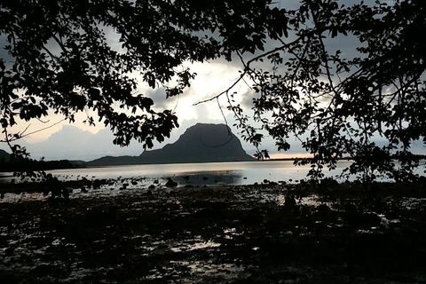 Der Berggipfel Le Morne Brabant ist in der Ferne zu sehen