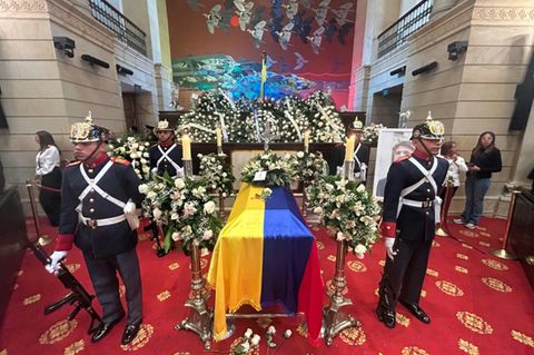 Im Parlament aufgebahrter Sarg Uribes