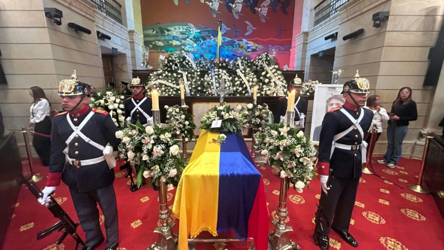 Im Parlament aufgebahrter Sarg Uribes