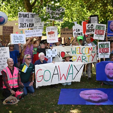 Proteste in Charlbury gegen JD Vance mit Plakaten und Memes