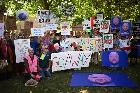 Proteste in Charlbury gegen JD Vance mit Plakaten und Memes