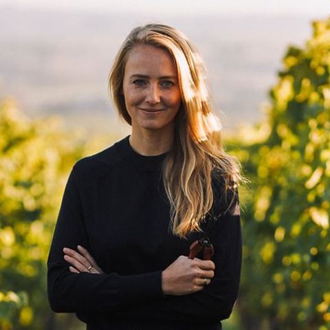 Winzerin Juliane Eller zwischen Weinreben
