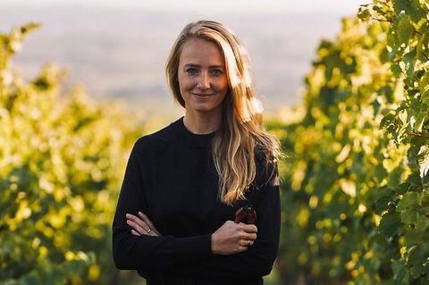 Winzerin Juliane Eller zwischen Weinreben