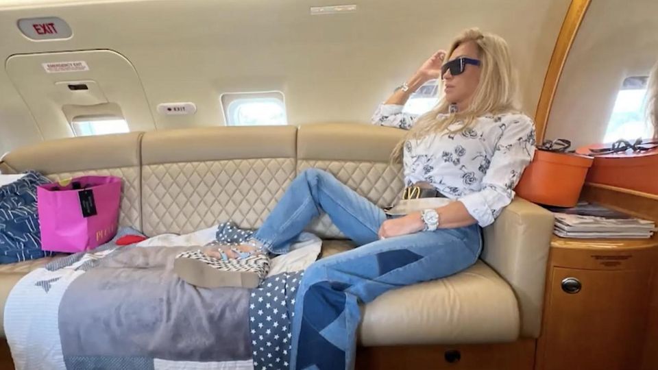 Carmen Geiss in einem Privat-Jet, daneben Geschenke