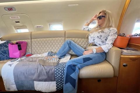 Carmen Geiss in einem Privat-Jet, daneben Geschenke