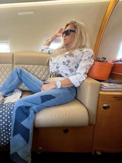 Carmen Geiss in einem Privat-Jet, daneben Geschenke