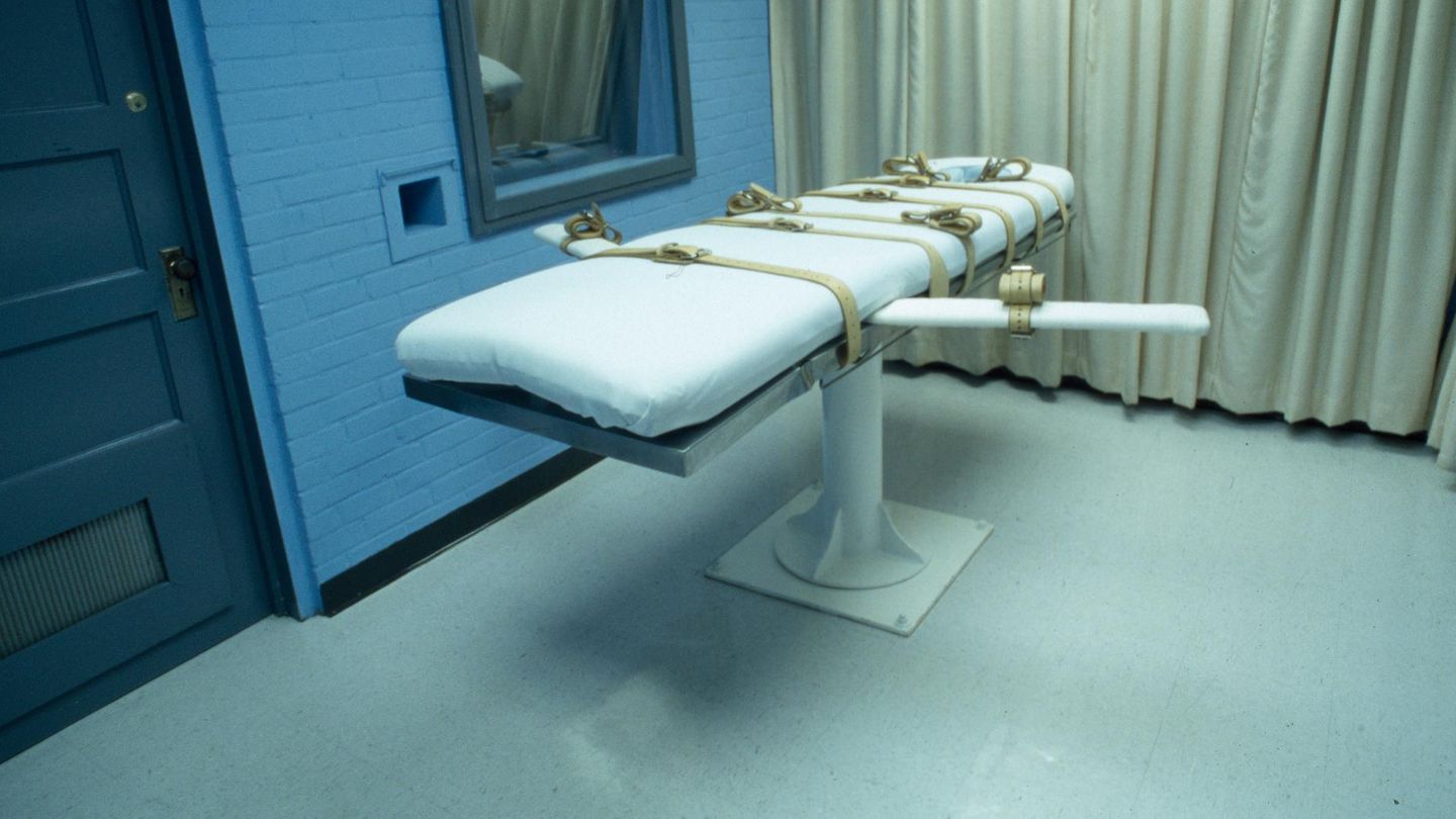 Raum in einem Gefängnis, in dem die Todesstrafe verübt wird. Eine Pritsche mit Gurten zum festschnallen