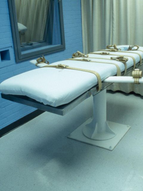 Raum in einem Gefängnis, in dem die Todesstrafe verübt wird. Eine Pritsche mit Gurten zum festschnallen