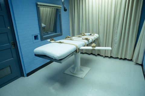 Raum in einem Gefängnis, in dem die Todesstrafe verübt wird. Eine Pritsche mit Gurten zum festschnallen